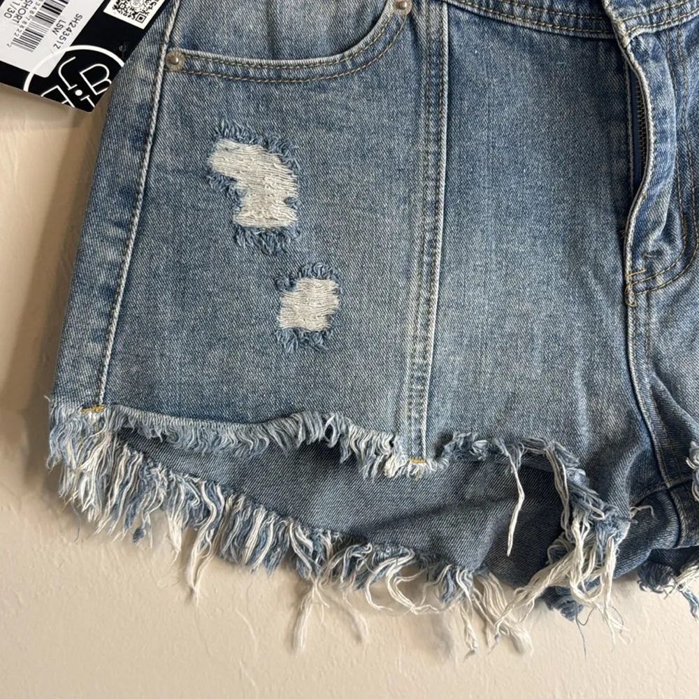 BBJ Los Angeles Women's Blue distressed Denim cutoff Shorts size 11 30 - Image 3