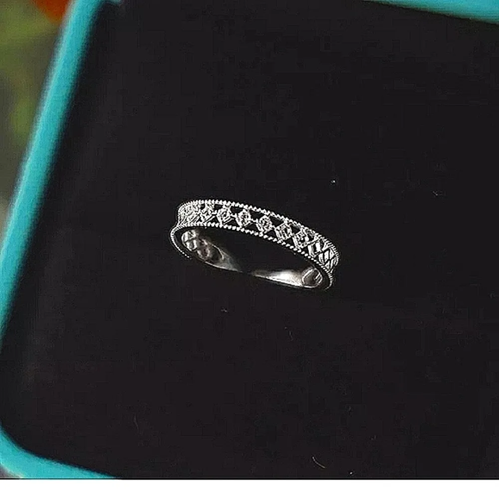 NEW Women’s 18k Gold Hollow Simulated Diamond Lattice Band Ring,‎ Adjustable - Image 4