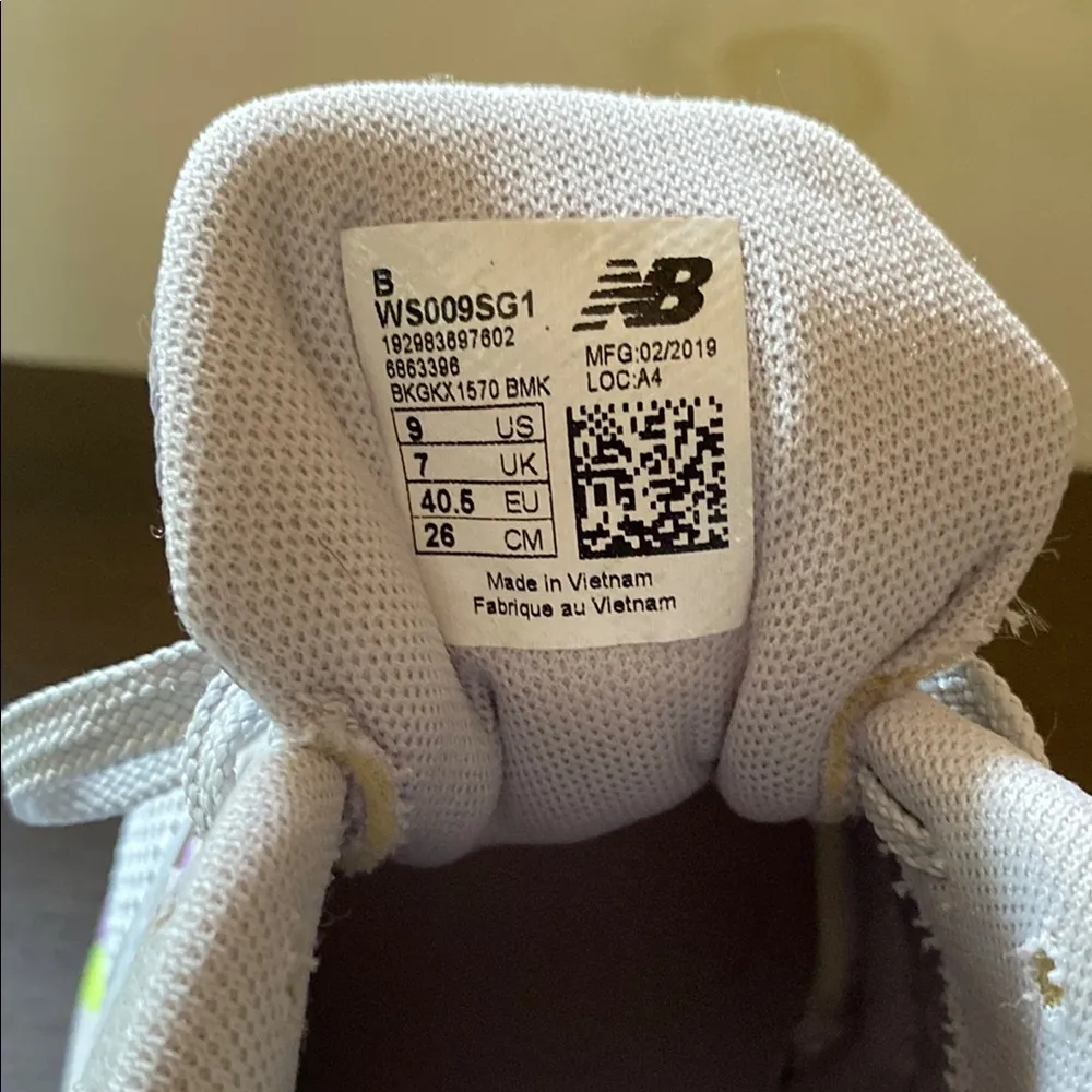 New Balance Gray and Pink Sneakers with Mesh Upper - Image 2