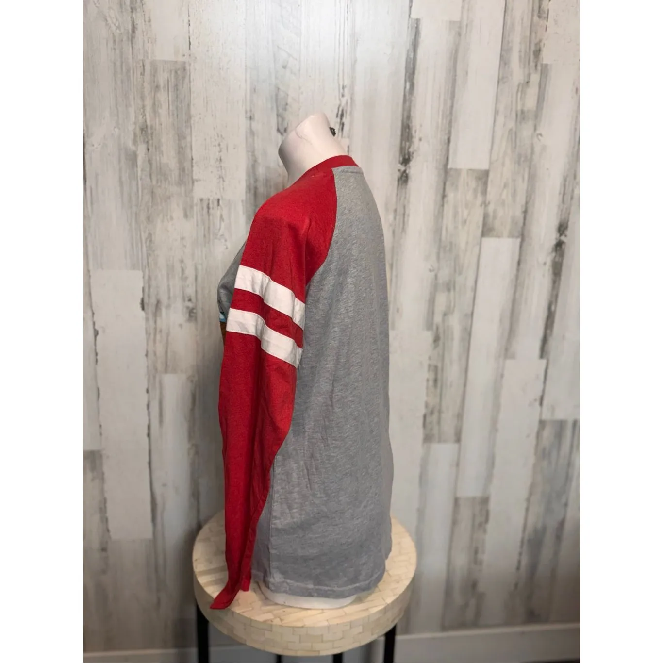 Universal Studios Mistletoe Pines Village Christmas Raglan Tee – Size Medium Gray - Image 2