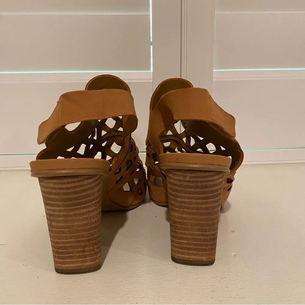 Vince Camuto Women’s Tan Heeled Sandals with Cutout Design Size 10M - Image 4