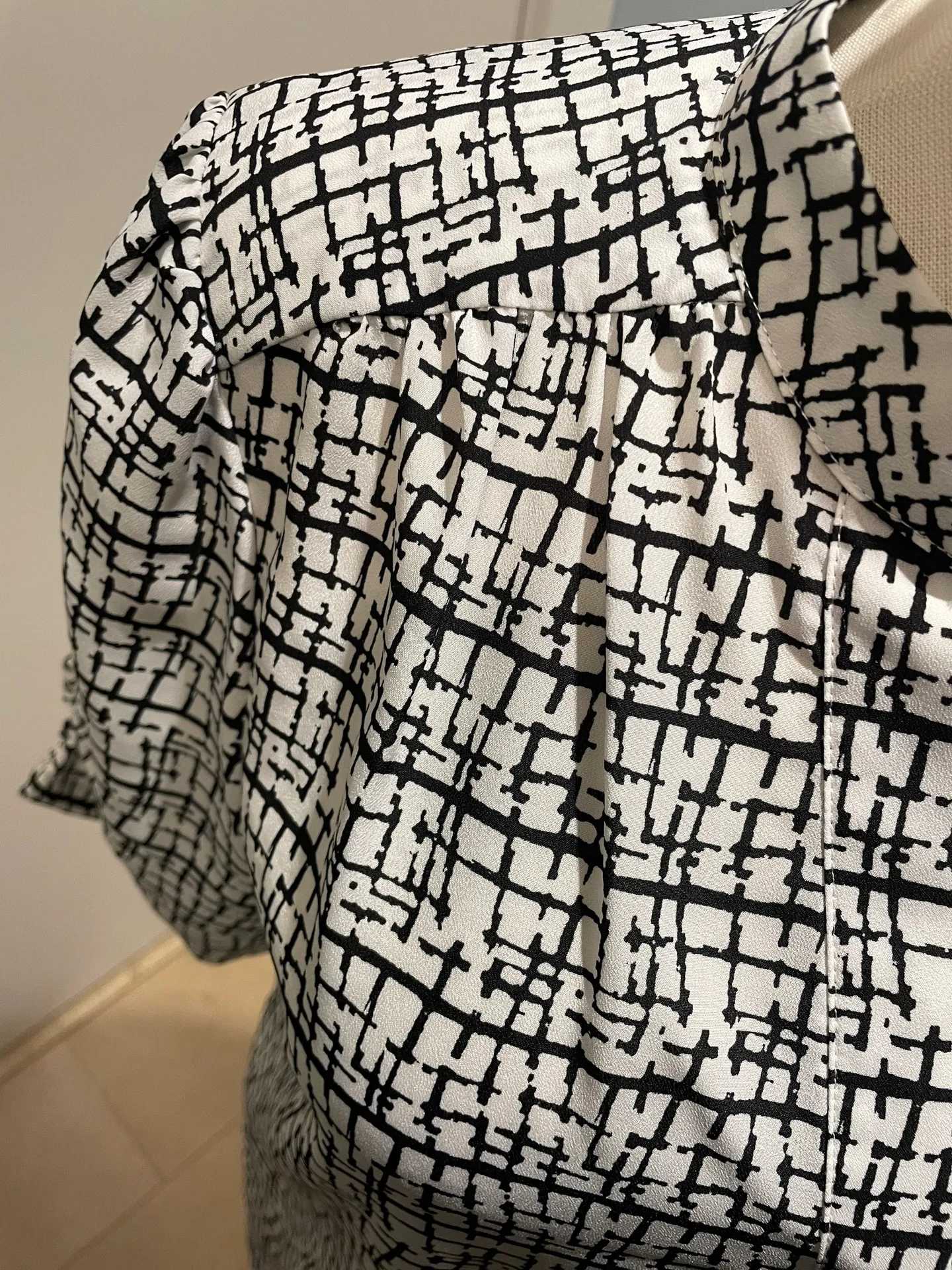 Black & White short sleeve blouse Size L - Image 4