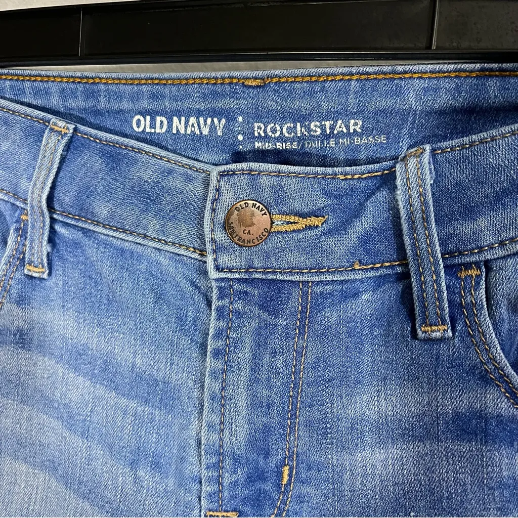Old‎ Navy Mid-Rise Distressed Jeans Size 4 Regular Stretch - Image 4
