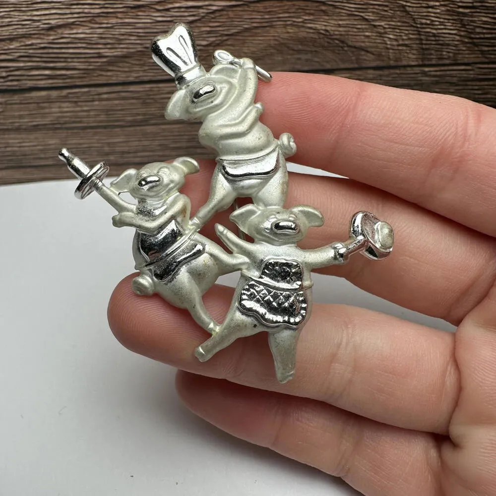 AJC Baker / Chef Pigs Brooch Pin Silver Tone Signed - Image 4