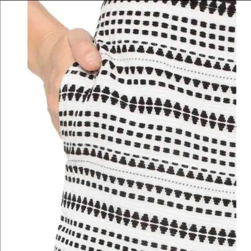 Cupcakes and Cashmere | Size 0 | Textured Lined Black and White Knit Skirt Skort - Image 3