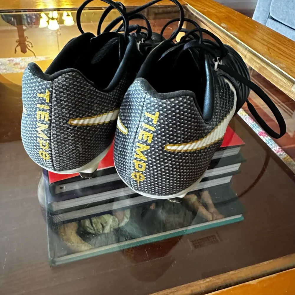 FLO unisex runs small. Fits women’s 9 men’s 8 - Image 5