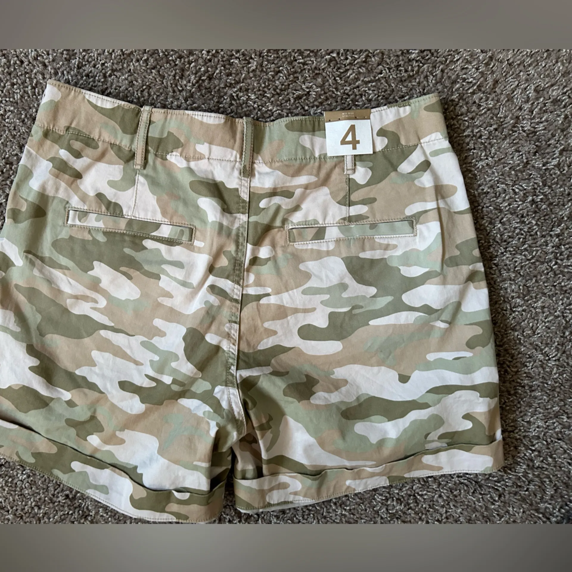 GAP Women's Camouflage 5” Khaki Shorts - Image 2