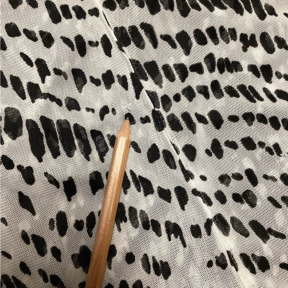 Reversible skirt. Size Medium. Black and white - Image 8