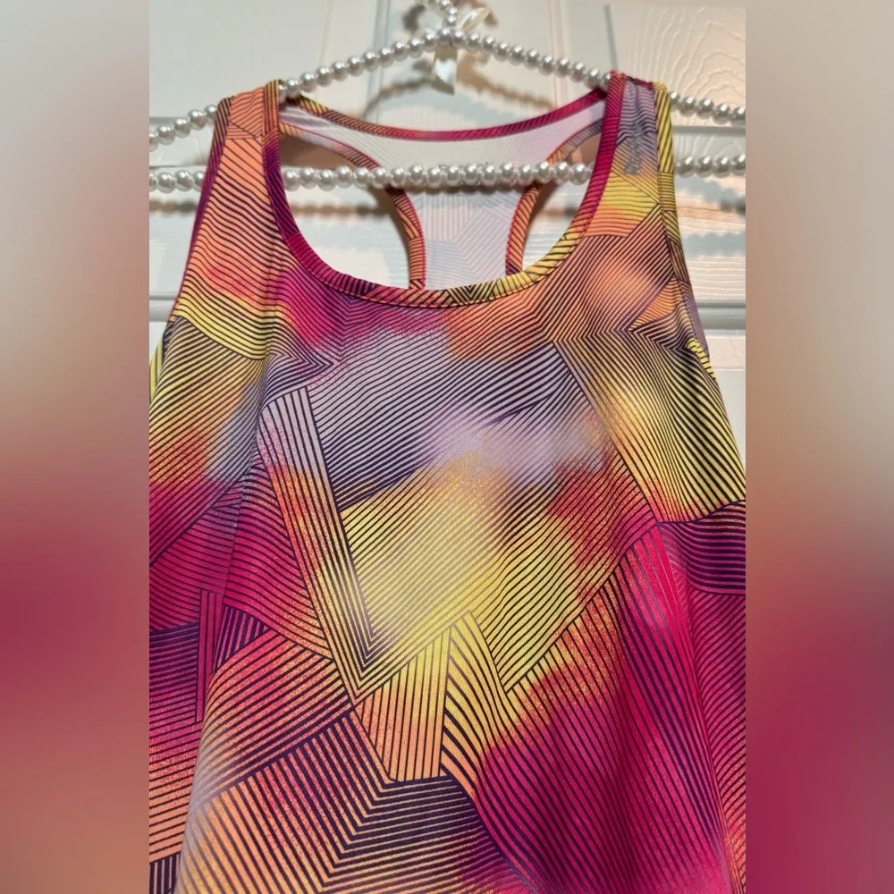 Reebok athletic pink multi color tank top - Abstract Design - Size Medium - Image 4