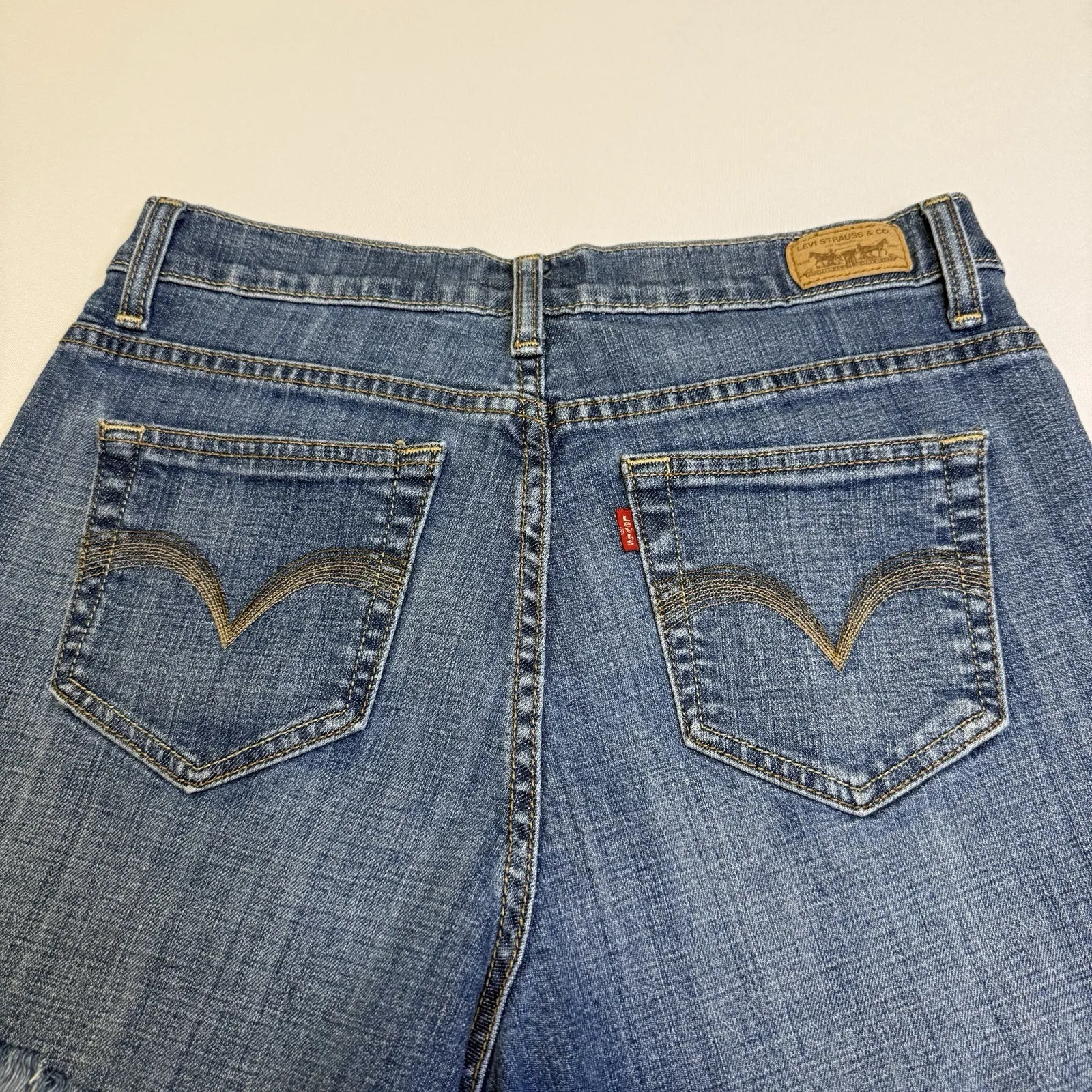 Levi's Med Wash High Rise Raw Hem Mom‎ Perfectly Slimming 512 Denim Short 10 # - Image 5