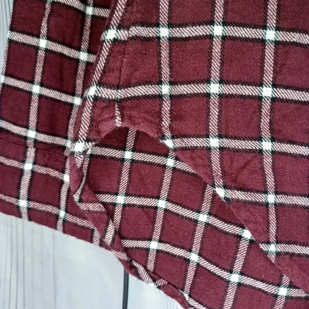 Hollister Women's Burgundy Plaid Casual Flannel Shirt - Image 6