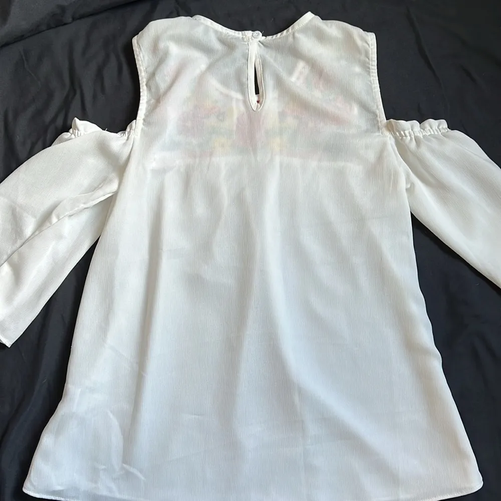 White Cold Shoulder Top With Floral Embroidery   Size Small - Image 7