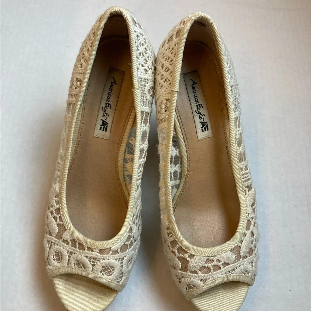 🌸EUC American Eagle Embroidered Ivory Lace With Peek-a-Boo Toe Wedge’s A197 - Image 6