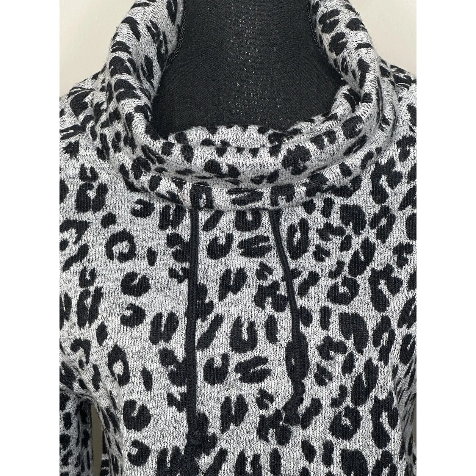 Derek Heart Leopard Print Sweater ~ Size Medium - Image 2