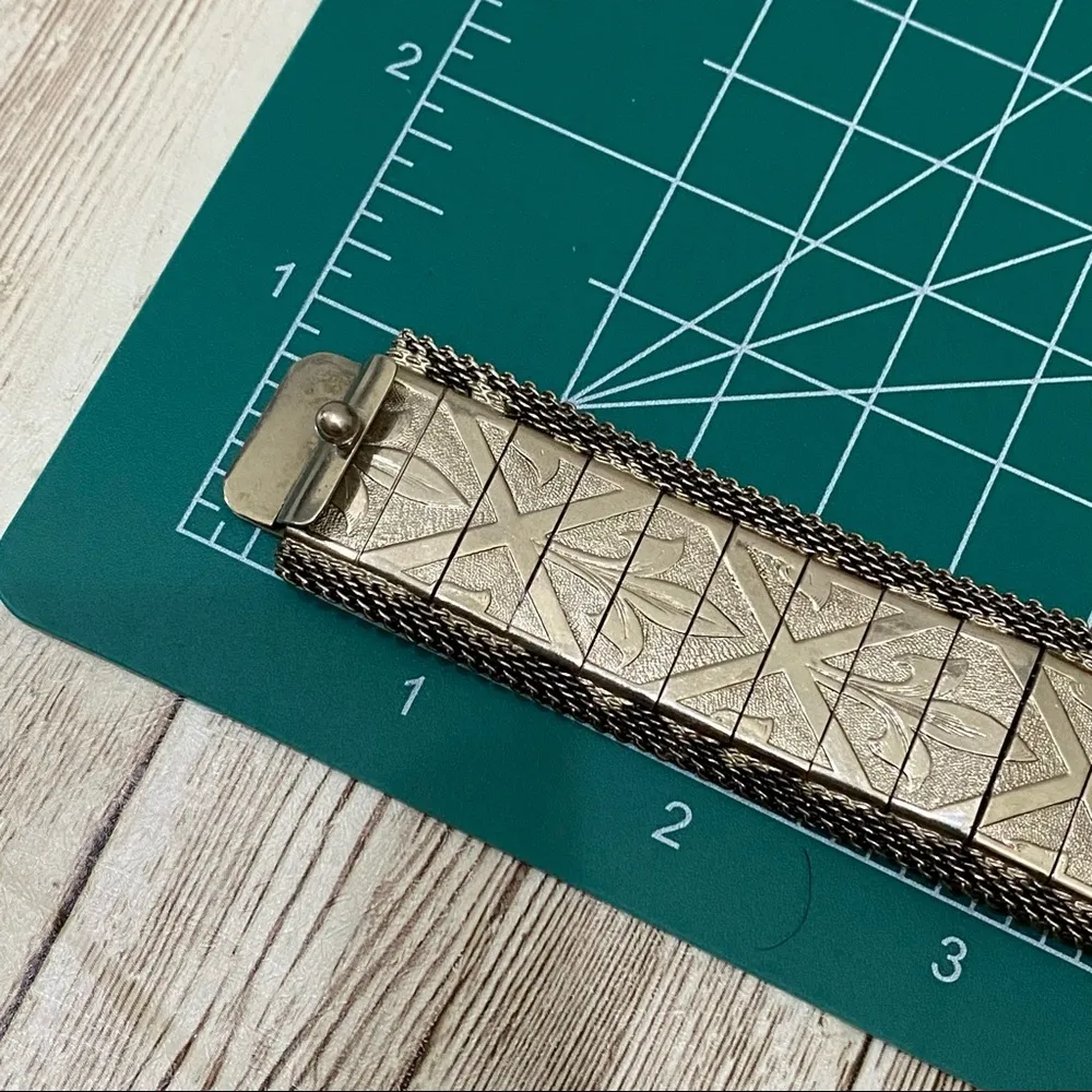 Vintage Unsigned Fleur de Lis Etched Silver Tone Mesh Bracelet - Image 10