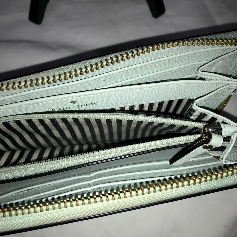Kate Spade Light/Mint Green Full Zip Long Wallet EUC - Image 9