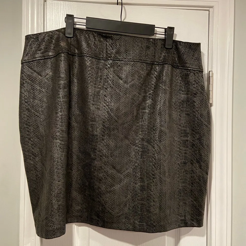 Apt 9 Size XXL Black Faux Snakeskin Stretchy Pull On Tube Mini Skirt Pencil - Image 4