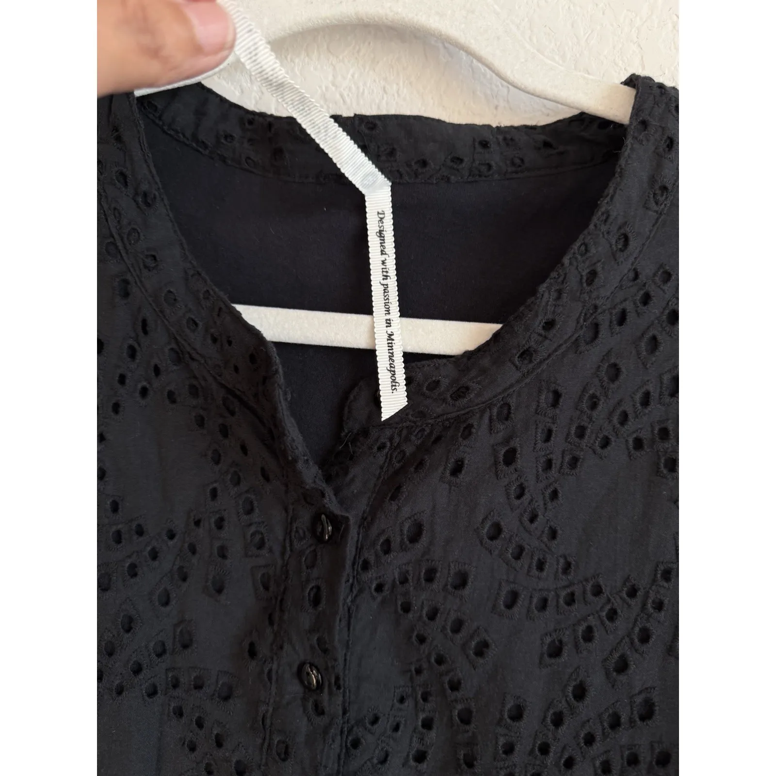 Leo & Nicole Women's Black Embroidered Eyelet Boho Blouse‎ Top Size 1X Lined - Image 4