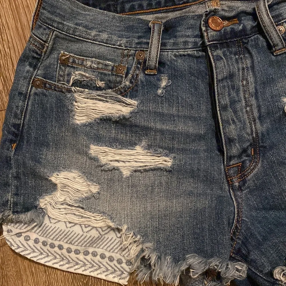 American Eagle Outfitters Hi-Rise Festival Distressed Jean Shorts Size 4 - Image 4