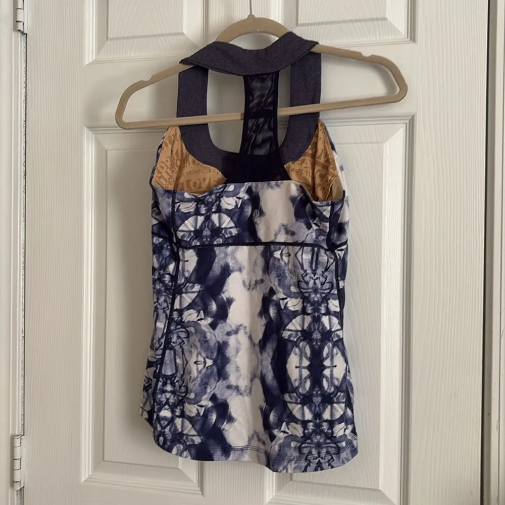 Lululemon Scoop Neck Workout Tank Top Woman’s Blue Abstract Size 8 Built In Bra - Image 7