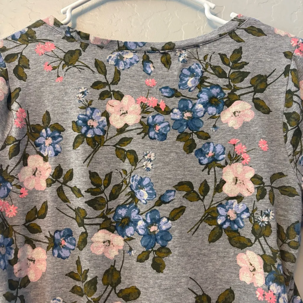 Motherhood Maternity gray short sleeve top with pink and blue flowers medium - Image 11