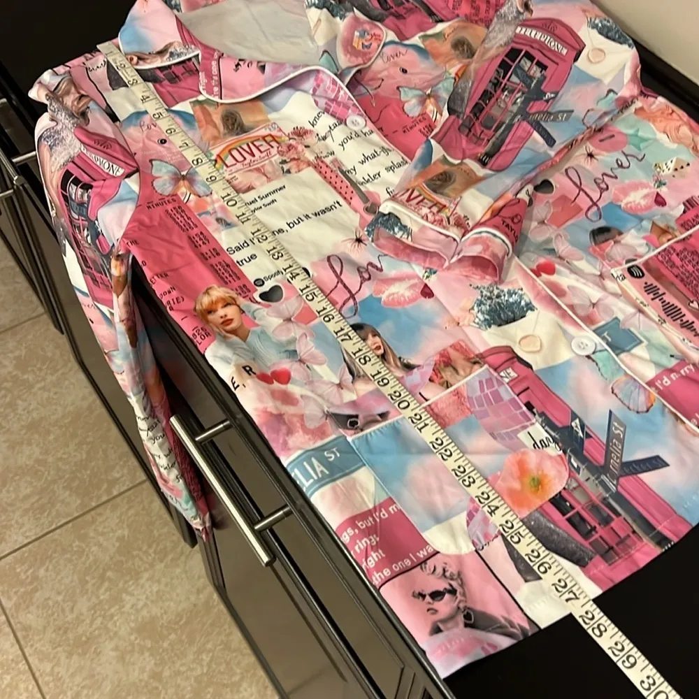 Taylor Swift graphic sleep shirt, fashion buttondown shirt, pink, size M - Image 6