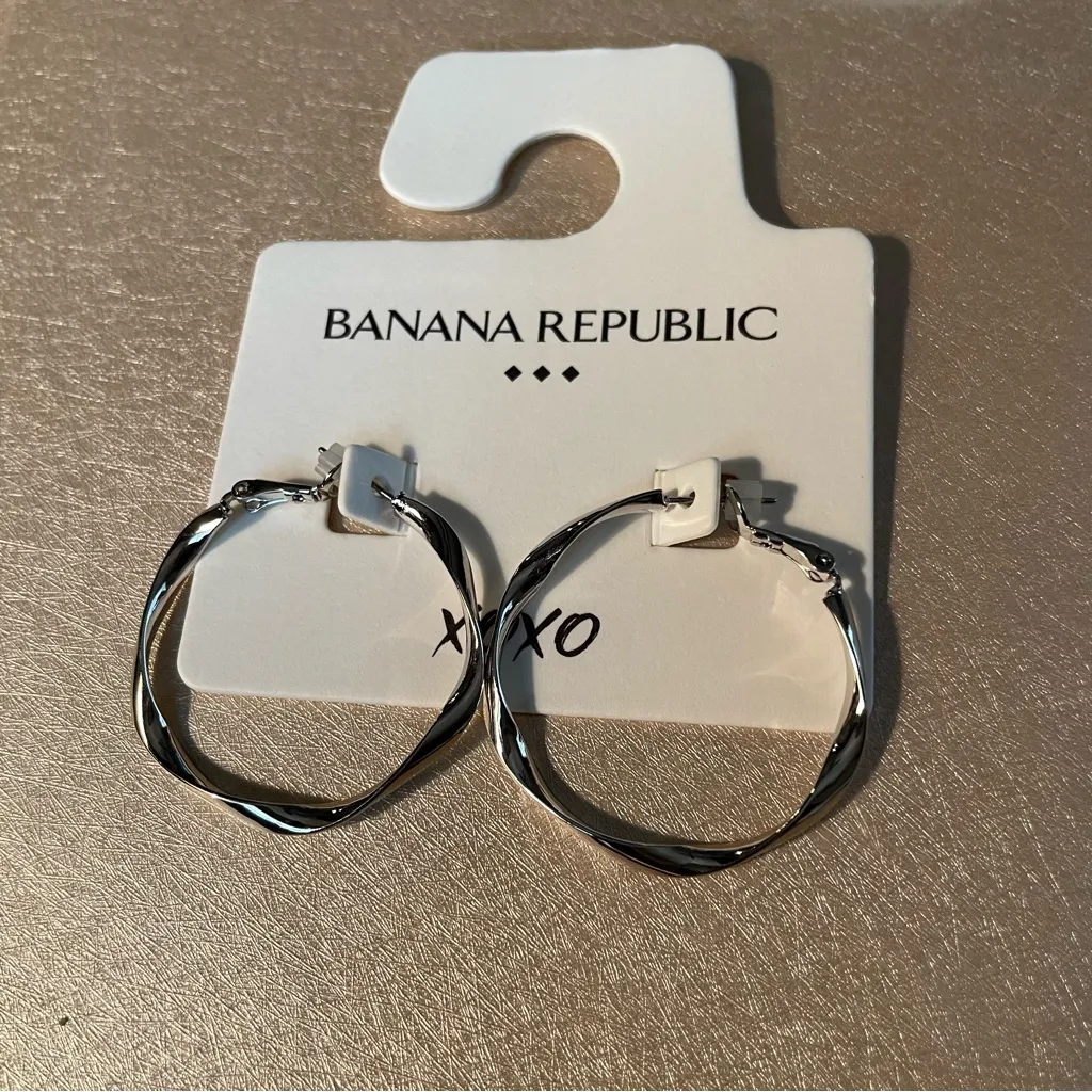 Banana Republic Silver Tone Hoop Earrings and Bracelet NWT - Image 2