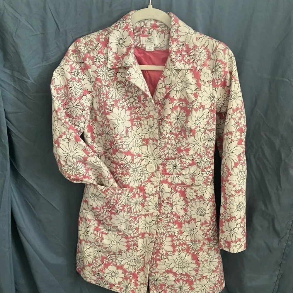 Loft Ann Taylor  pink/white Floral Trench Coat- button front size 4P - Image 6