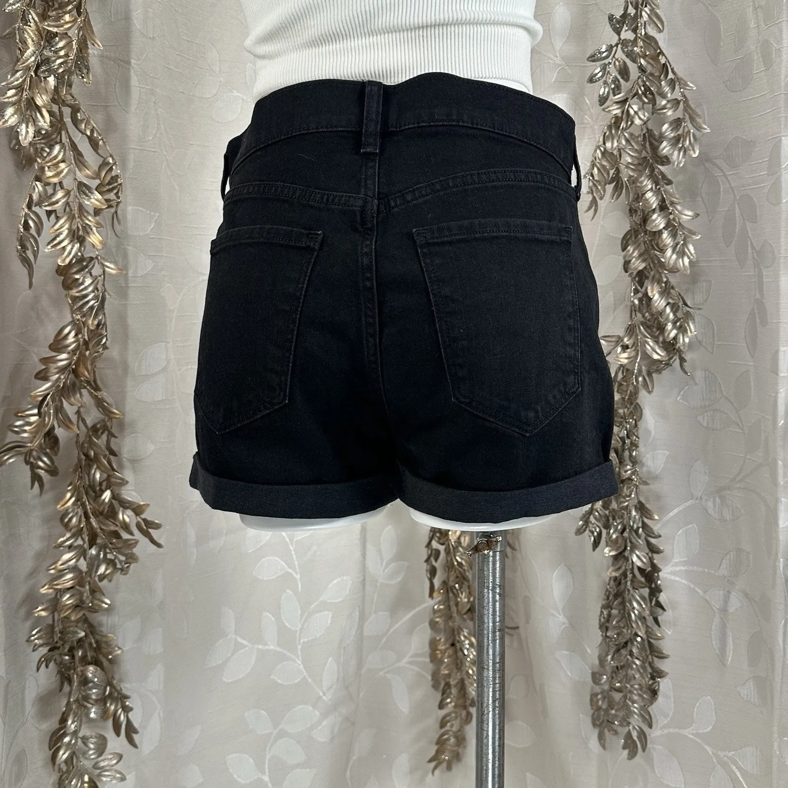 Old Navy Women's Size 6 Black Jack Boyfriend Shorts Distressed Cuffed Hem Summer - Image 4