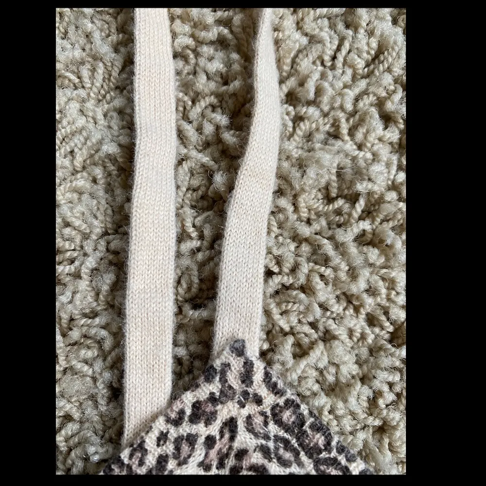 Bisou Bisou leopard cheetah top sz M - Image 13