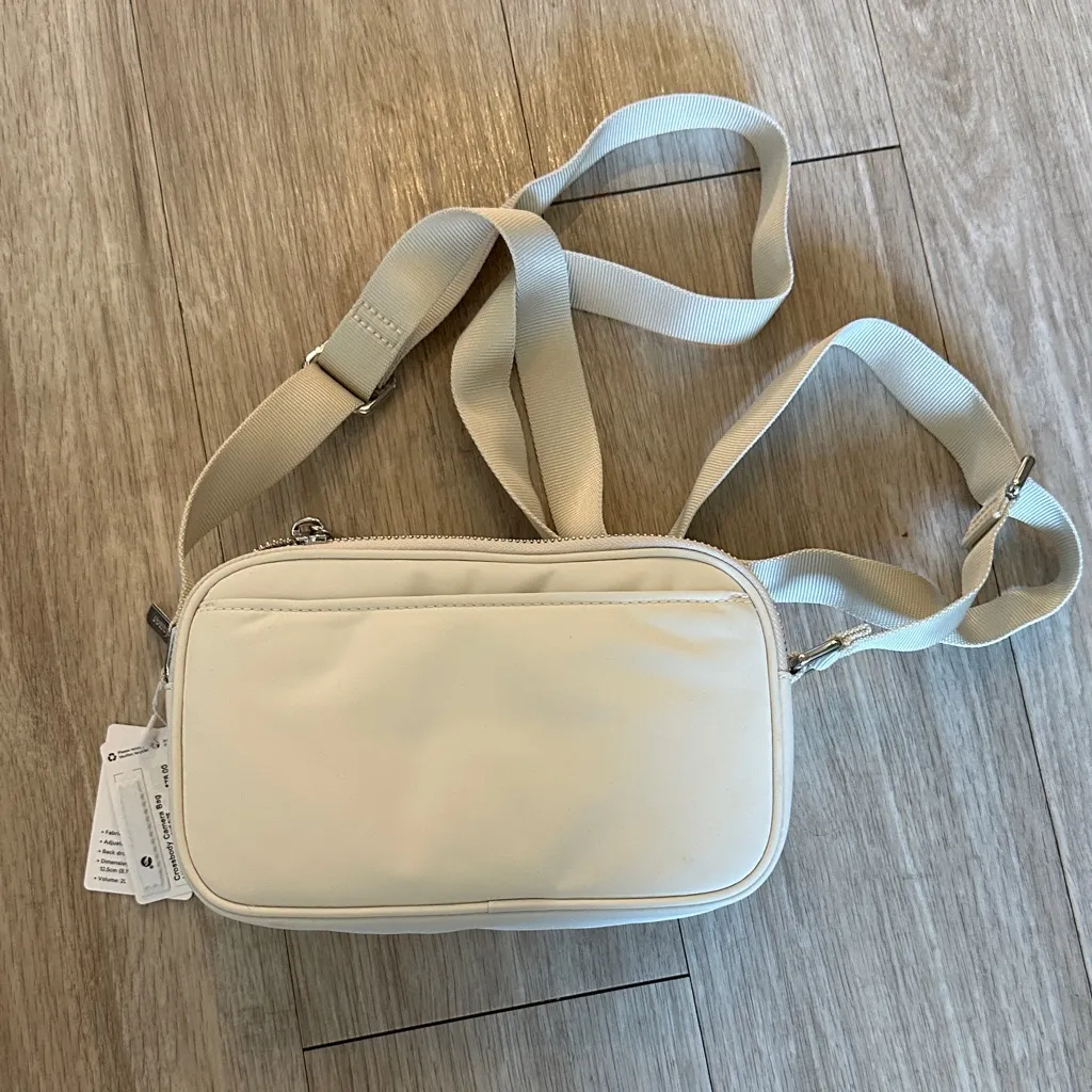 Lululemon White Crossbody Camera Bag - Image 2