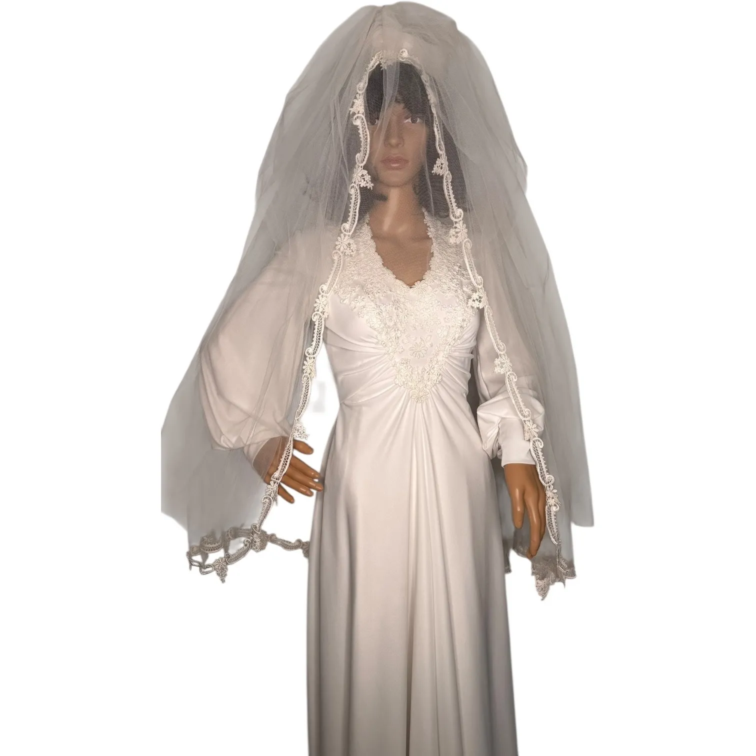 1970s Vintage Wedding Gown w/ Bustled Train & Veil ILGWU Union small White - Image 16
