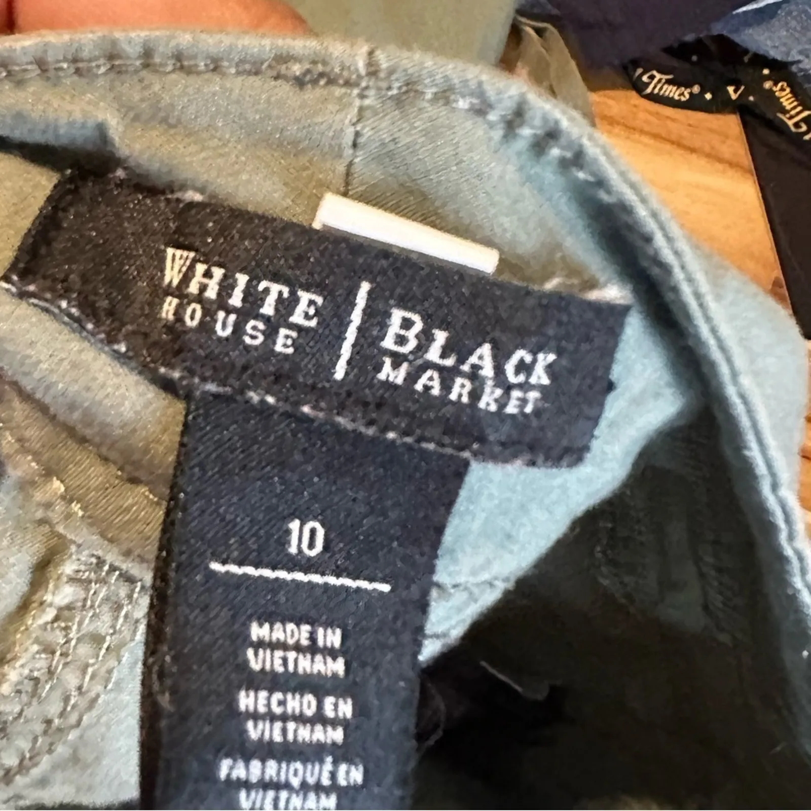 White House Black Market Green Cargo Capri Pants – Size 10 - Image 4
