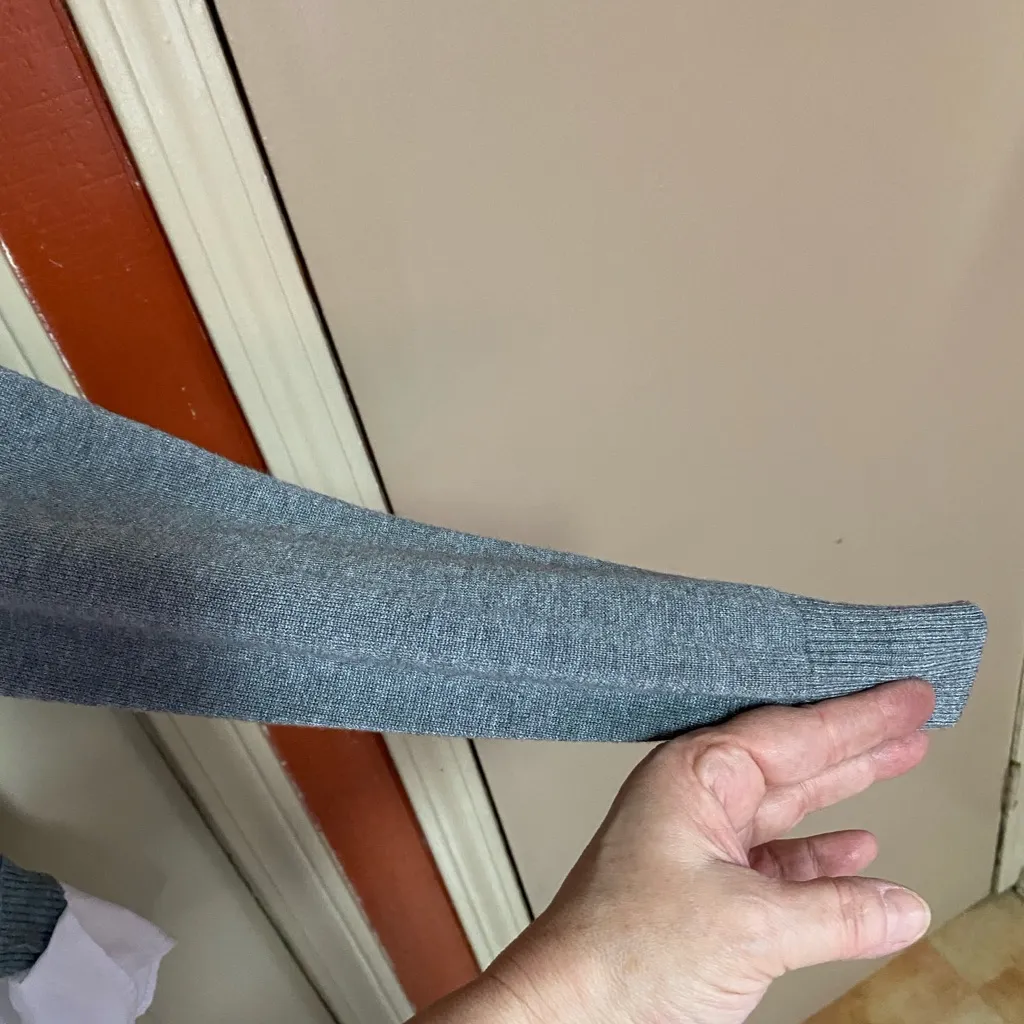 Faded Glory  Gray Top with White Collar - Image 4