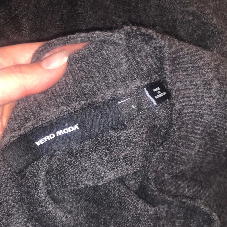 Vero mods grey sweater large NWOT - Image 4