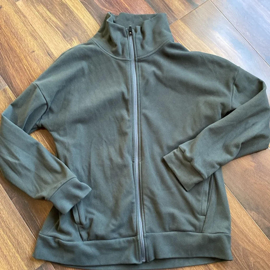 Athletic Tops Bundle Box Size M Under Armour, Mondetta, Yogalicious Lightweight - Image 6