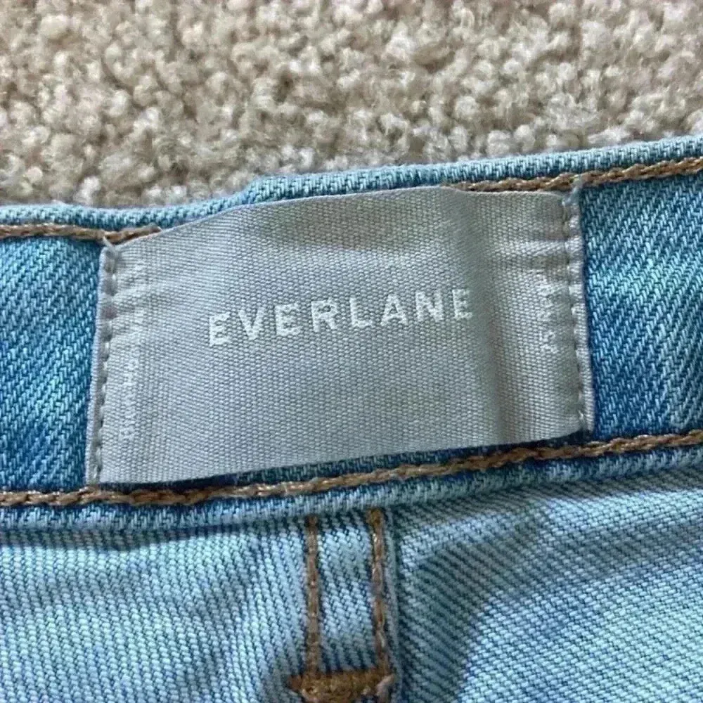 Everlane high rise jean shorts in size 25 - Image 4