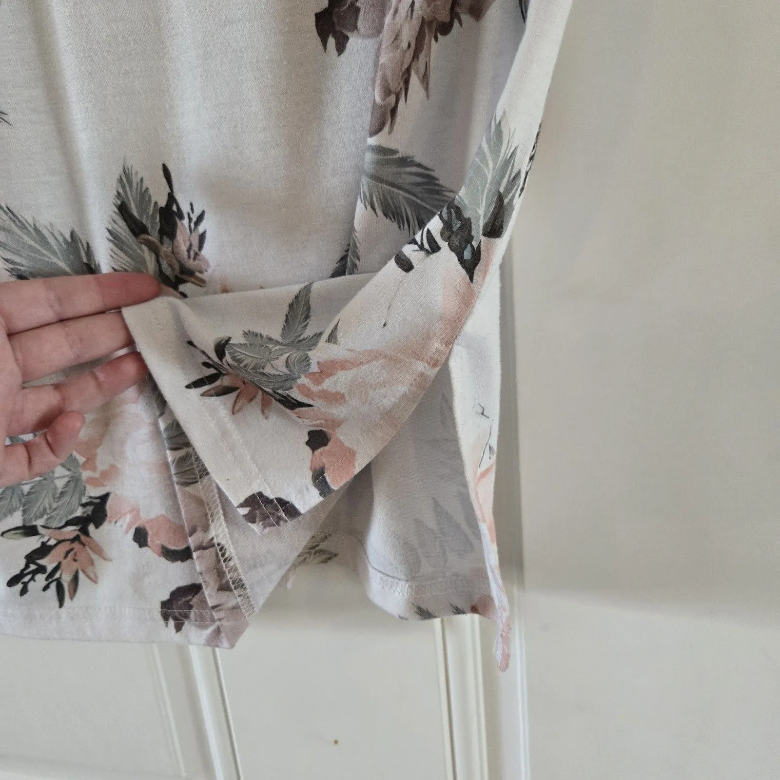 Women's Size Small Oversized Ivory Pink Floral V - Image 6