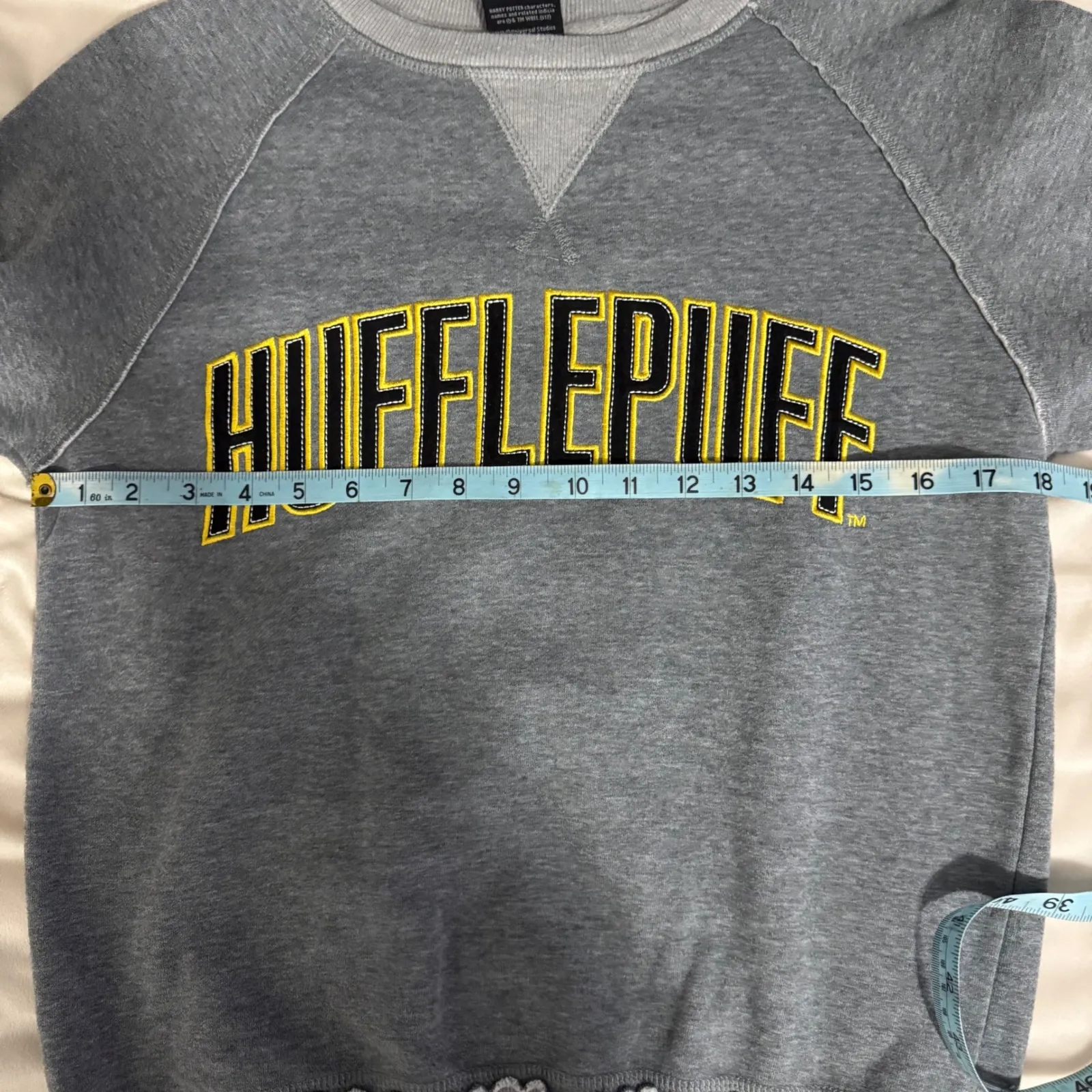Harry Potter Hufflepuff Sweatshirt Womens Size Small Grey Raglan Sleeve Crest Gray - Image 8
