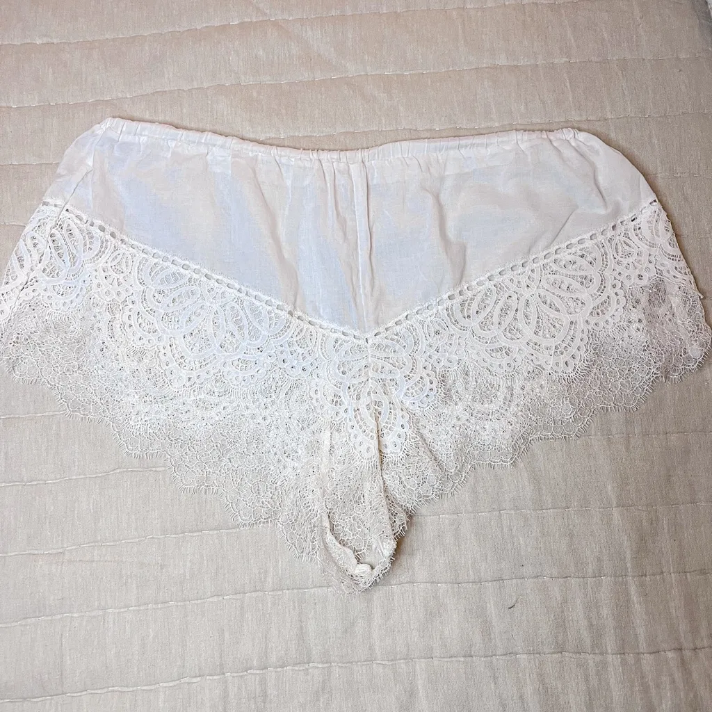 Victoria’s Secret Elegant White Lace Women's Sleep Booty Shorts Size Large - Image 2