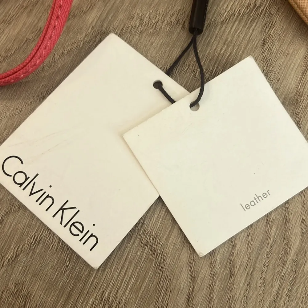 Calvin Klein NWT Tan & Watermelon Pink Leather Wristlet w/Pockets Inside & Out - Image 3