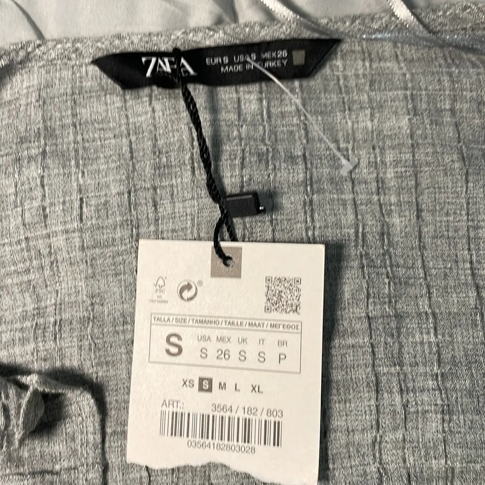 Plunging V-neck ruffled crop top with long peasant cuffed sleeve elastic viscose - Image 7