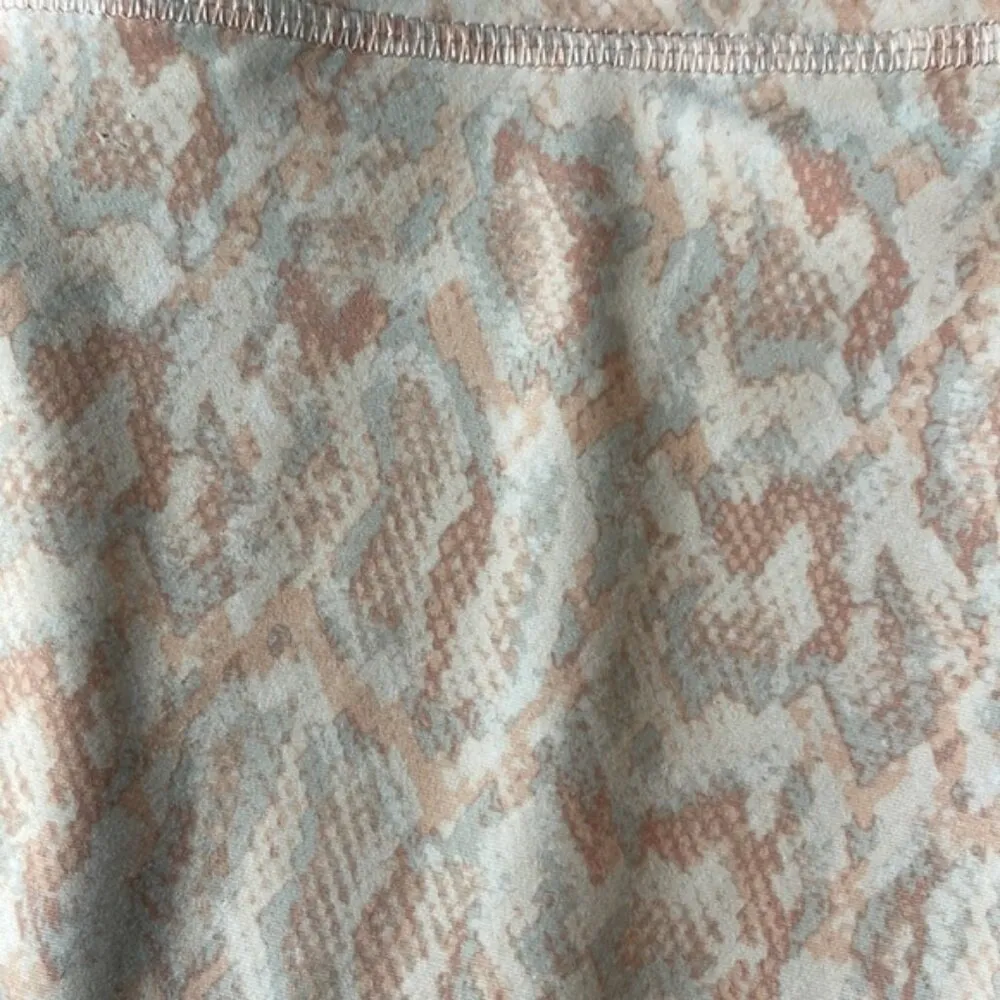 Old Navy Powersoft High Rise Leggings Peach White Size Med EUC #0808 - Image 3