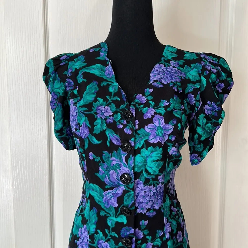 80s VINTAGE GRAPE PURPLE & GREEN FLORAL BUTTON UP PUFF SLEEVE DRESS - Image 2
