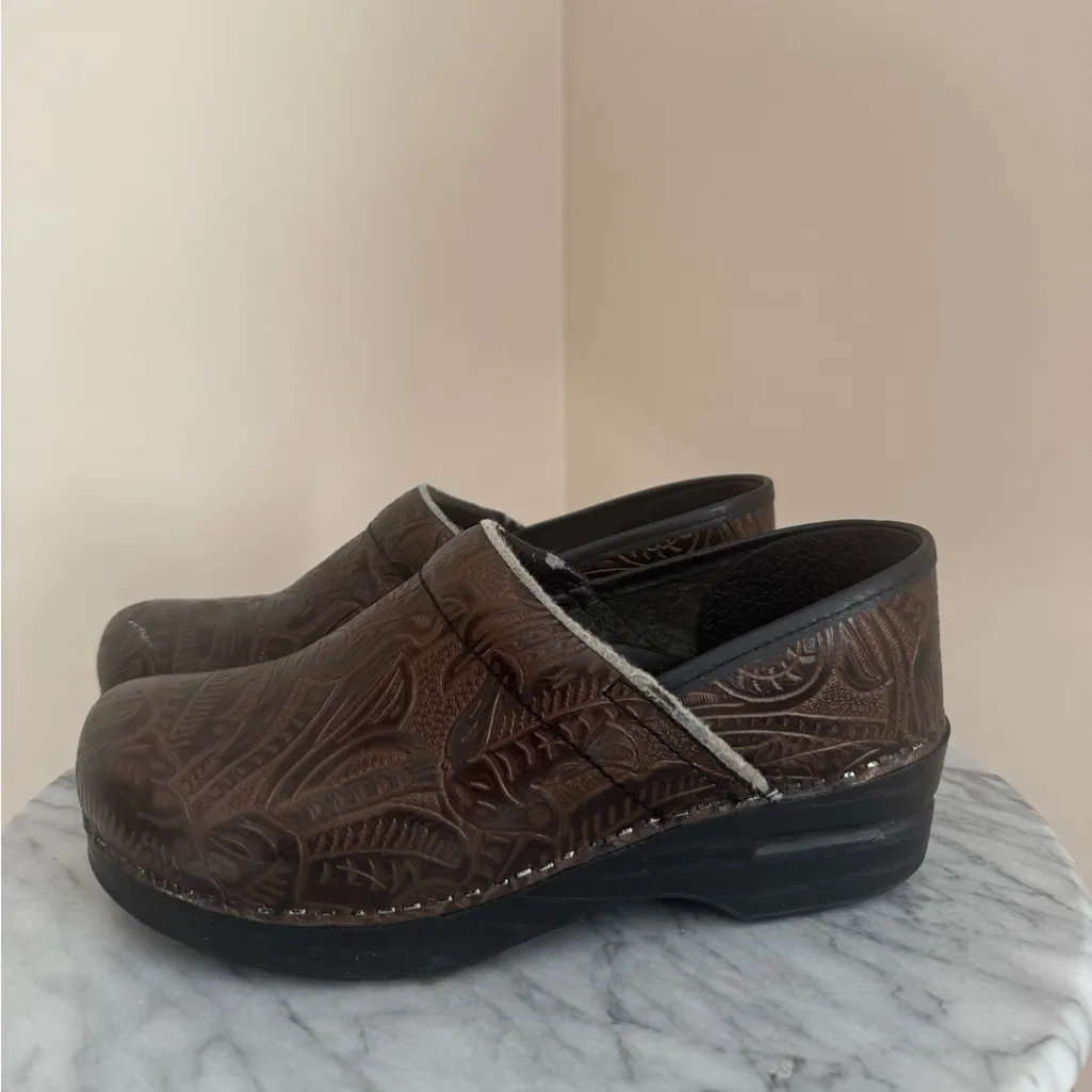 Dansko Professional Brown Embossed Leather Clogs Slip On Women’s Size 39 - Image 2