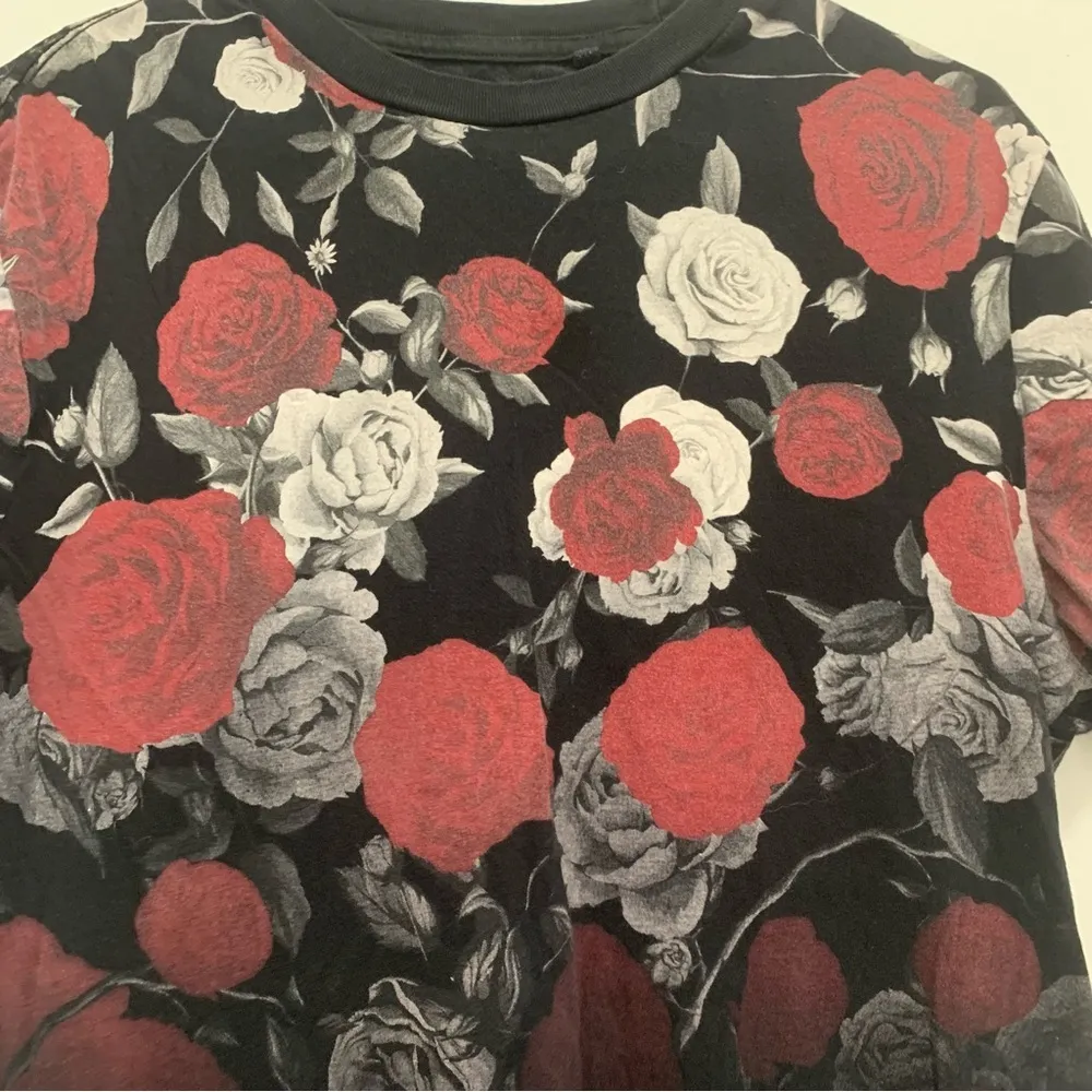 Guess Floral Short Sleeve Shirt Size Medium - Image 4