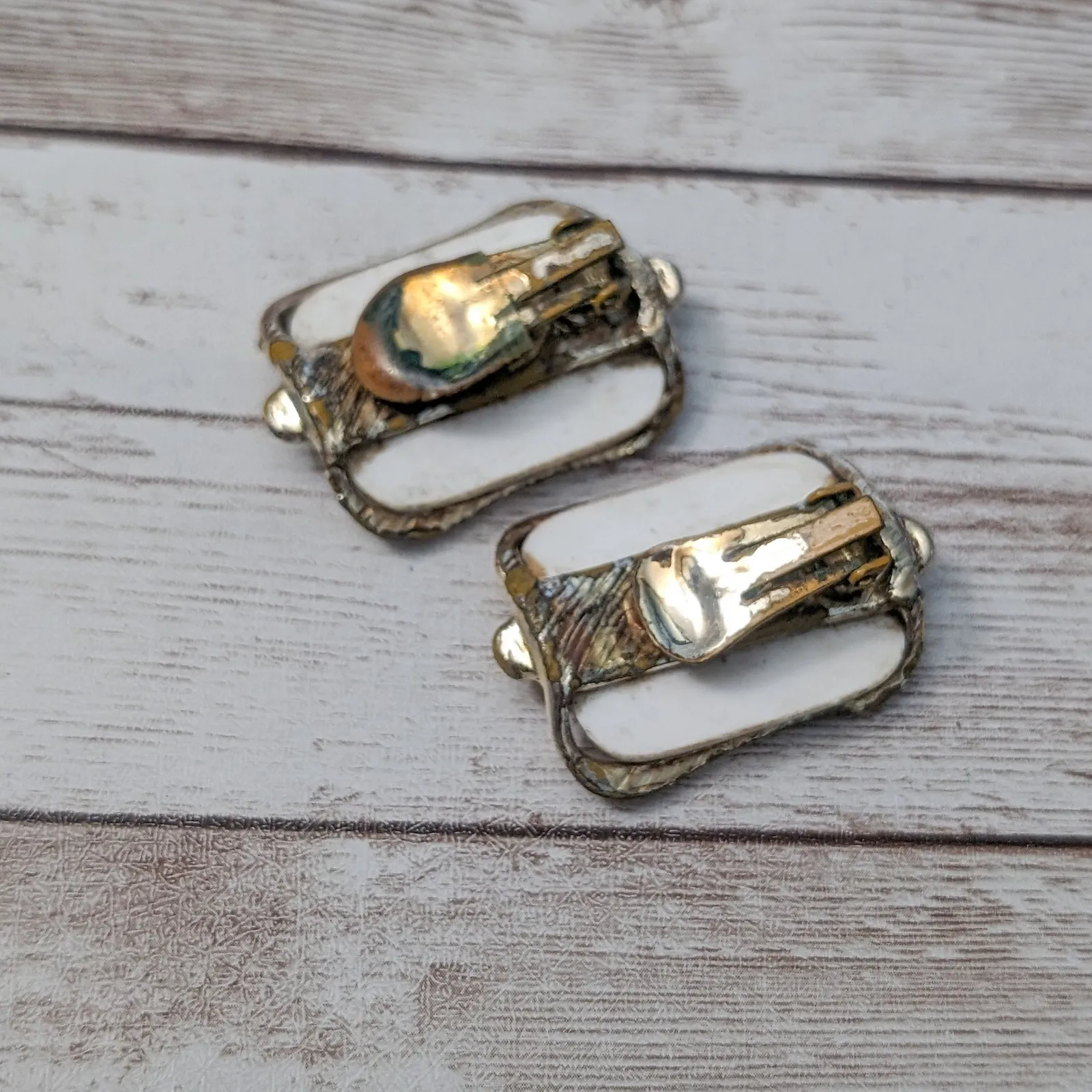 Vintage Clip On Earrings Off White & Gold Tone Large - Image 11