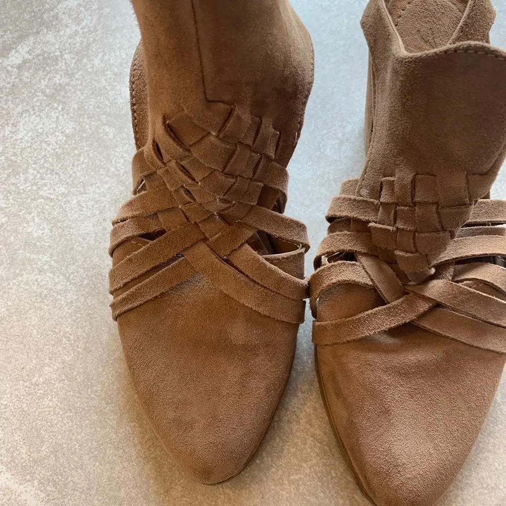 REBELS Sand Suede Cutout Block Heel Mule Booties Size 6.5 - Image 3