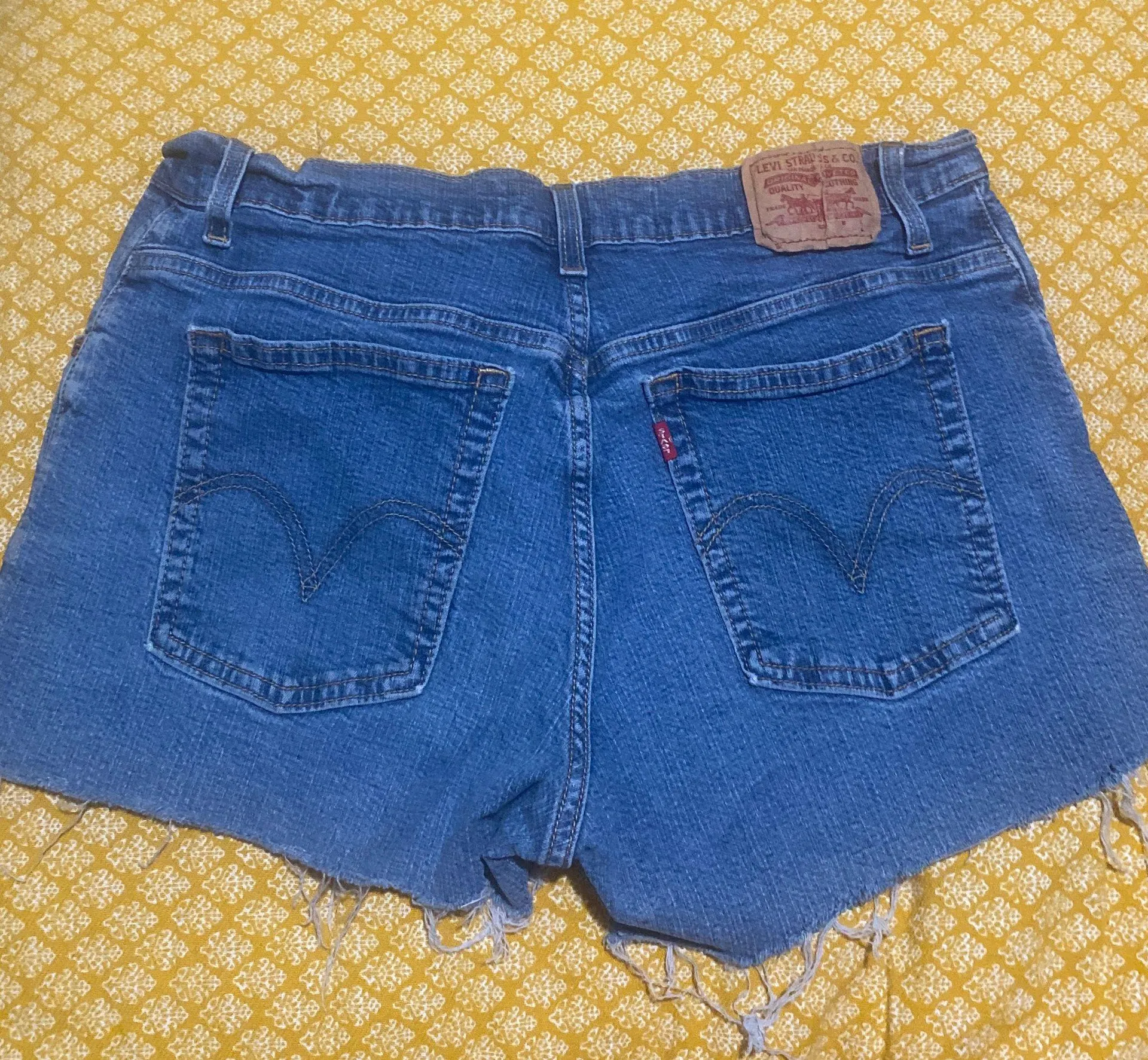 Levi’s 550 Cut Off Jean Shorts - Image 4