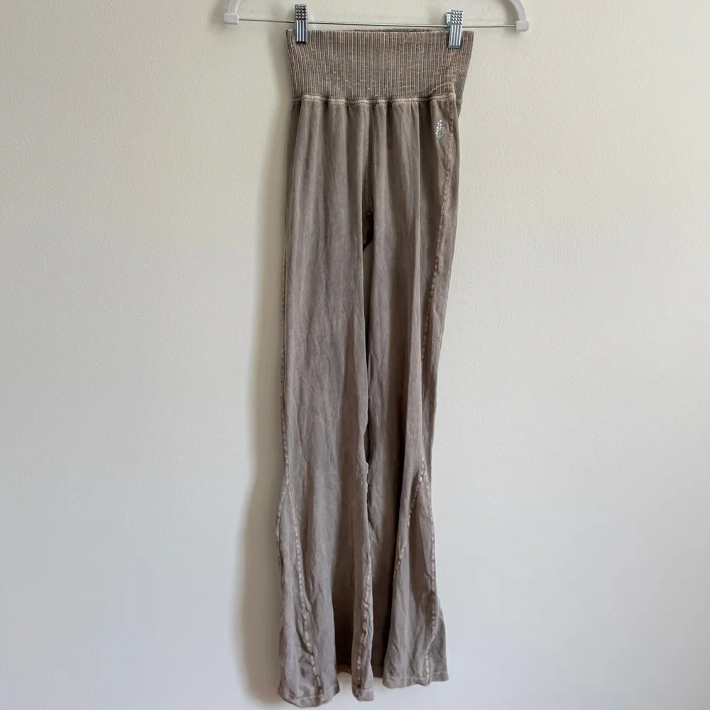 Free People FP Movement Good Karma Flare Leggings in Mushroom Size XS Small Tan - Image 3